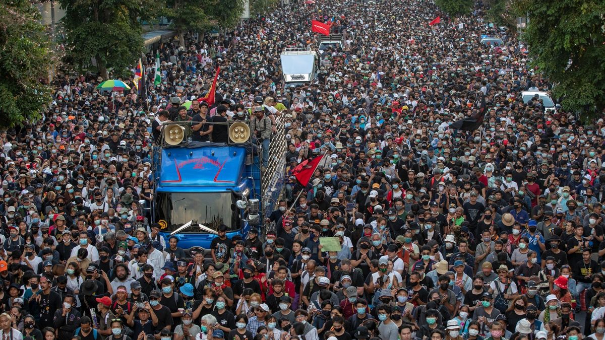 Thajsko kvůli protivládním protestům zavedlo zákaz shromažďování
